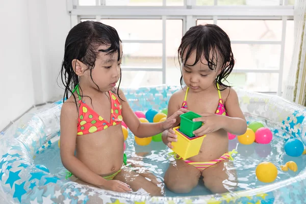 Asyalı Çinli küçük kız şişme havuzda oynarken — Stok fotoğraf