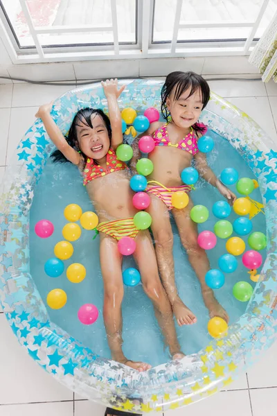 Feliz asiática china hermanitas jugando en el inflable poo —  Fotos de Stock