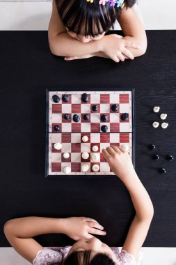 Asya Çin little Sisters satranç başlayalım oynarken havadan görünümü