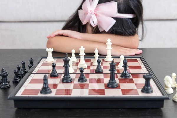 Yorgun Asyalı Çinli küçük kız evde satranç — Stok fotoğraf