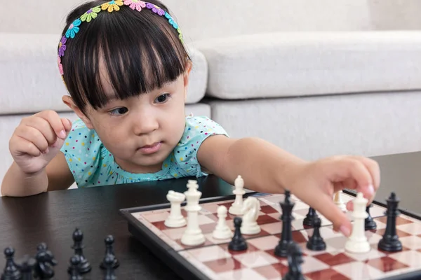 Vista aérea de la niña china asiática concentrándose en el ajedrez — Foto de Stock