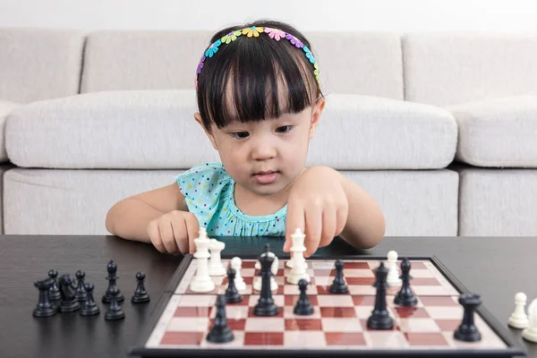 Αεροφωτογραφία της Ασίας κινεζική κοριτσάκι στη συγκέντρωση στο σκάκι — Φωτογραφία Αρχείου
