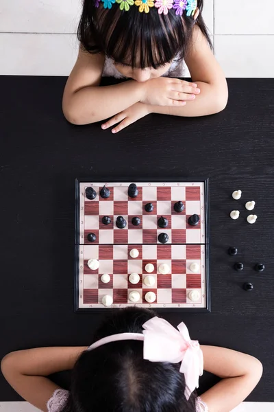 Letecký pohled na asijské čínská sestřičky hraje šachy togethe — Stock fotografie