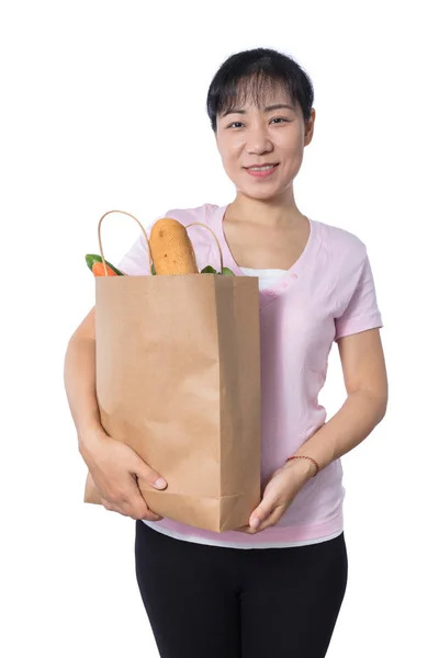 Asiatin trägt Einkaufstasche mit Lebensmitteln — Stockfoto