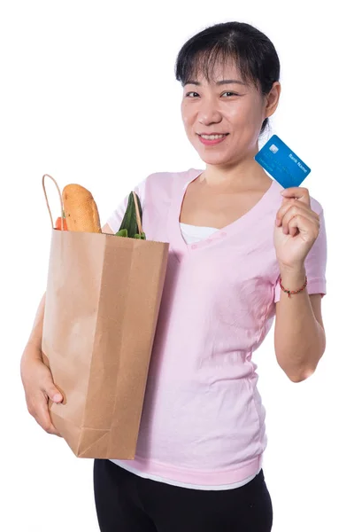 Asiatische Frau mit einer Einkaufstasche voller Lebensmittel und Kredit — Stockfoto