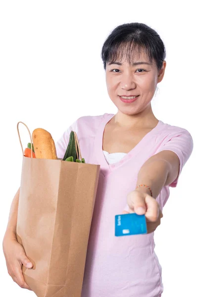 Mujer asiática sosteniendo una bolsa llena de comestibles y crédito — Foto de Stock