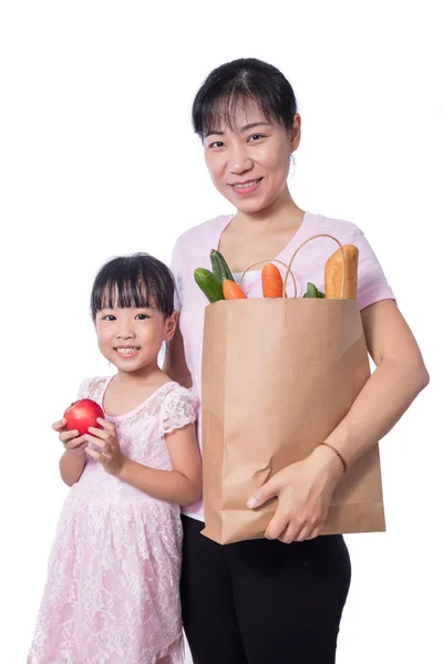 Asiatin und Tochter tragen Lebensmittel — Stockfoto