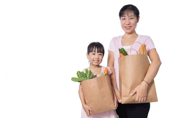 Asiatin und Tochter tragen Lebensmittel — Stockfoto