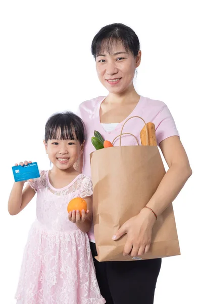 Mujer asiática e hija comprando comestibles con tarjeta de crédito — Foto de Stock