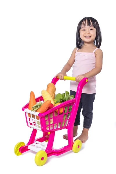 Asiática china niña con carrito de compras lleno de vegetales — Foto de Stock
