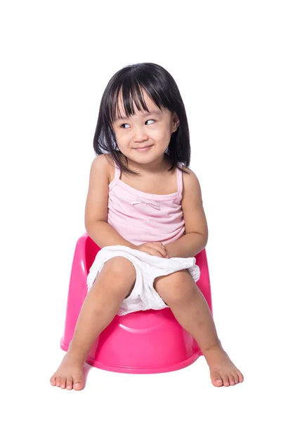 Asiática china niña sentada en chamberpot — Foto de Stock