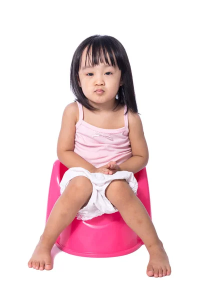 Asiatiska kinesiska liten flicka sitter på chamberpot — Stockfoto