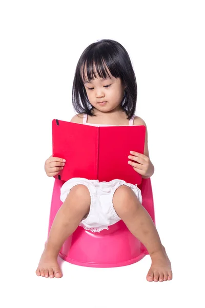 本のしびんの上に座って中国のアジアの少女 — ストック写真