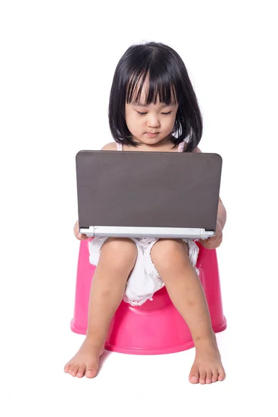 Asiática china niña sentada en chamberpot con portátil — Foto de Stock