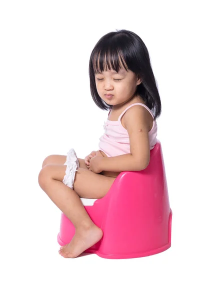 Asiatico cinese bambina seduta su chamberpot — Foto Stock