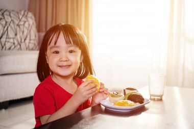 Asyalı Çinli küçük kız having kahvaltı