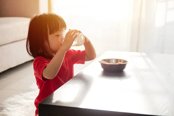 Asiatiska kinesiska liten flicka med frukost med mjölk — Stockfoto