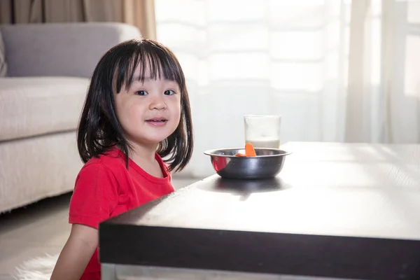 Aziatische Chinese meisje ontbijten met melk — Stockfoto
