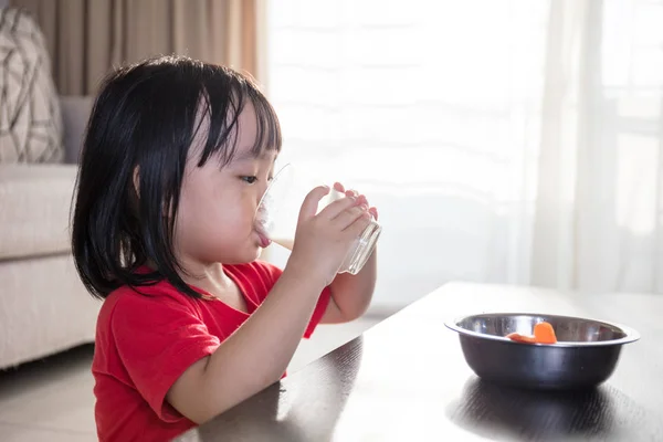 Asiatiska kinesiska liten flicka med frukost med mjölk — Stockfoto