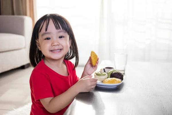 Asiático chino niña teniendo desayuno — Foto de Stock