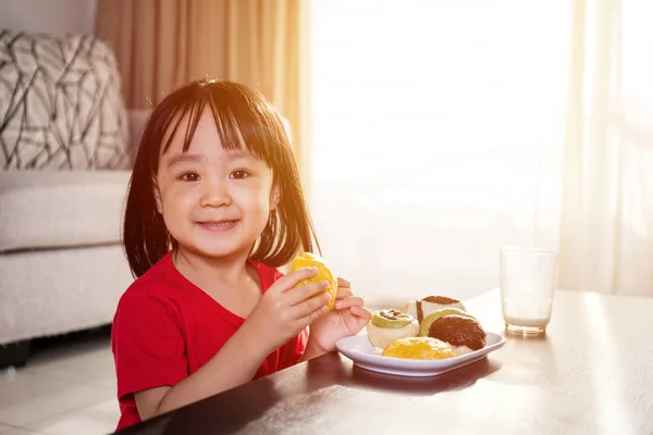 Asiatiska kinesiska liten flicka äter frukost — Stockfoto
