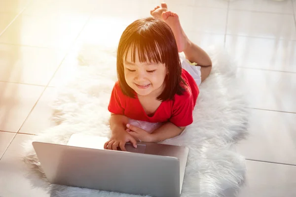 Asiática china niña jugando portátil — Foto de Stock