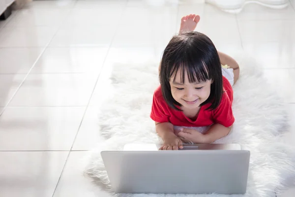 Asiática china niña jugando portátil — Foto de Stock