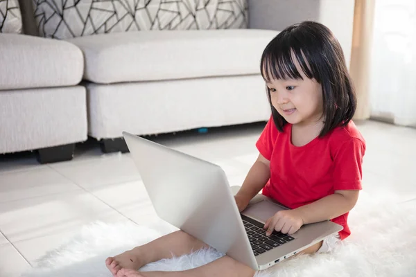 Asiática china niña jugando portátil — Foto de Stock