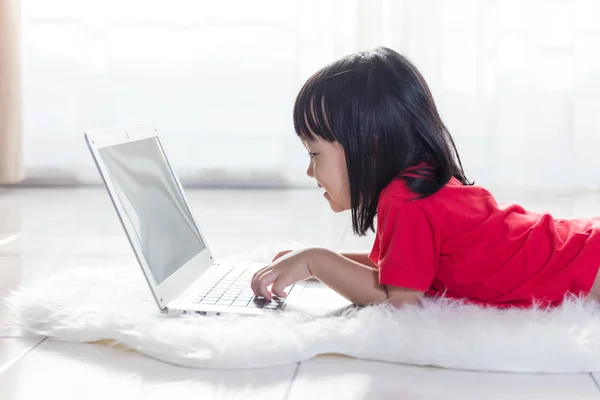 Asiática china niña jugando portátil — Foto de Stock