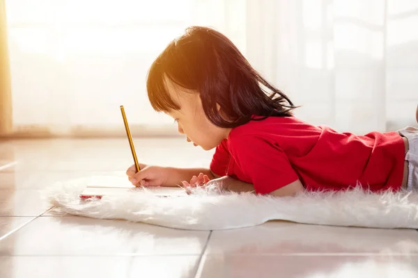 Ασιατική Κινέζικη κοριτσάκι κείνται επί του δαπέδου της σχεδίαση στο ο livi — Φωτογραφία Αρχείου