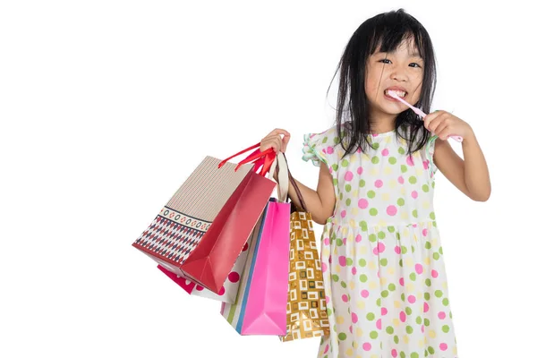Asiatische chinesische kleines Mädchen mit Einkaufstaschen — Stockfoto