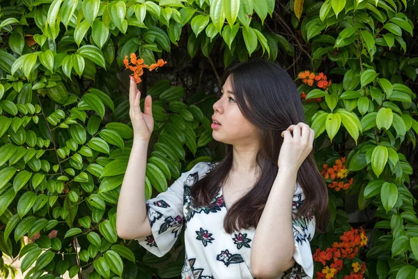 Asiática hermosa joven mujer en el jardín —  Fotos de Stock