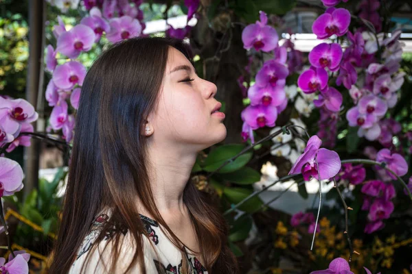 Asiática hermosa joven mujer en el jardín —  Fotos de Stock