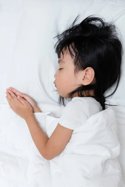 Asian little Chinese girl sleeping on the bed — Stock Photo, Image