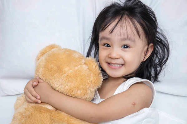 Asiatique petite fille chinoise étreignant un ours en peluche — Photo