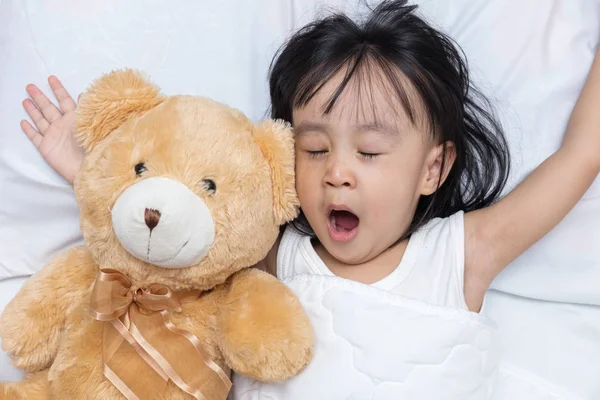 Aziatische Chinese meisje slaapt met teddybeer — Stockfoto