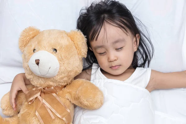 Aziatische Chinese meisje slaapt met teddybeer — Stockfoto