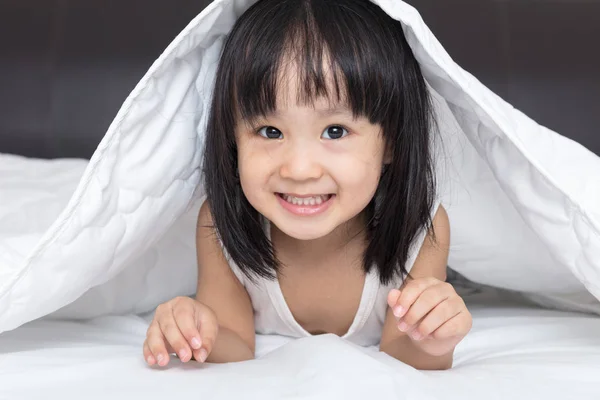 Asian little Chinese girl playing on the bed — Stock Photo, Image