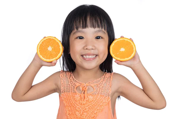 Feliz asiática china niña sosteniendo naranja — Foto de Stock