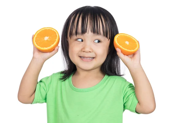 Feliz asiática china niña sosteniendo naranja — Foto de Stock