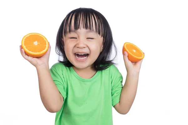 Feliz asiática china niña sosteniendo naranja — Foto de Stock