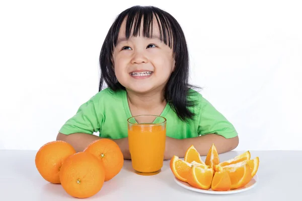 Feliz asiática china niña bebiendo jugo de naranja — Foto de Stock