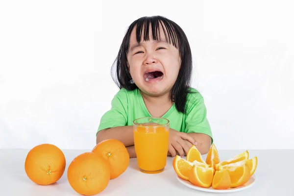 Asiática china niña llorando por jugo de naranja — Foto de Stock