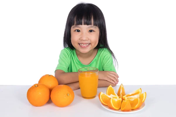 Счастливая азиатская китаянка пьет апельсиновый сок — стоковое фото