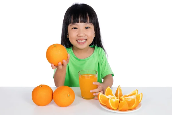 Feliz asiática china niña bebiendo jugo de naranja — Foto de Stock