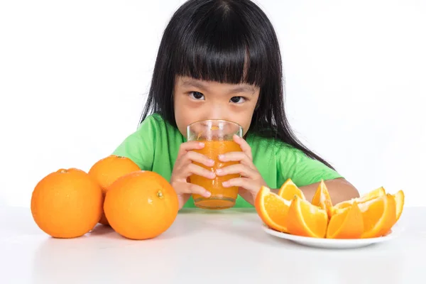 Feliz asiática china niña bebiendo jugo de naranja — Foto de Stock