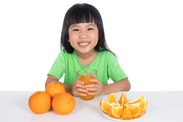 Feliz asiática china niña bebiendo jugo de naranja — Foto de Stock