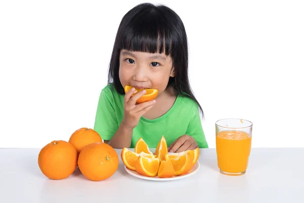 Feliz asiática china niña comiendo naranja — Foto de Stock