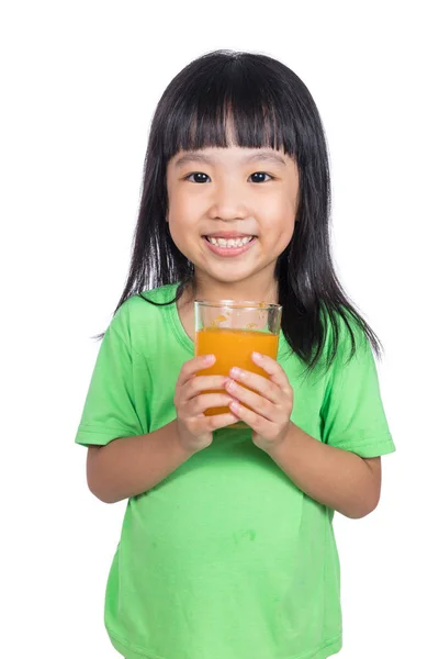 Feliz asiática china niña bebiendo jugo de naranja — Foto de Stock