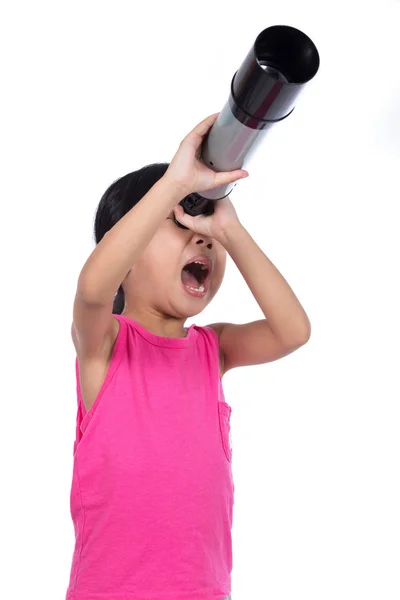 Asian Chinese little girl looking through a telescope — Stock Photo, Image